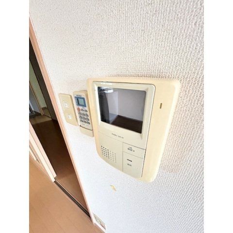 �y�Z�L�����e�B�z�@