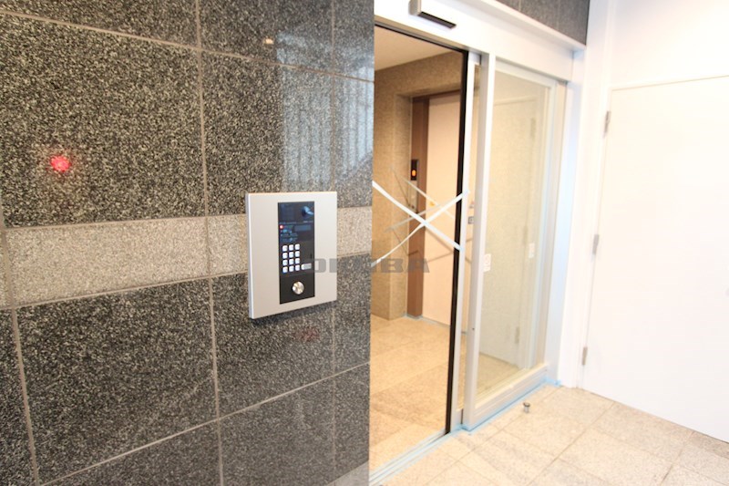 �y�G���g�����X�z�@