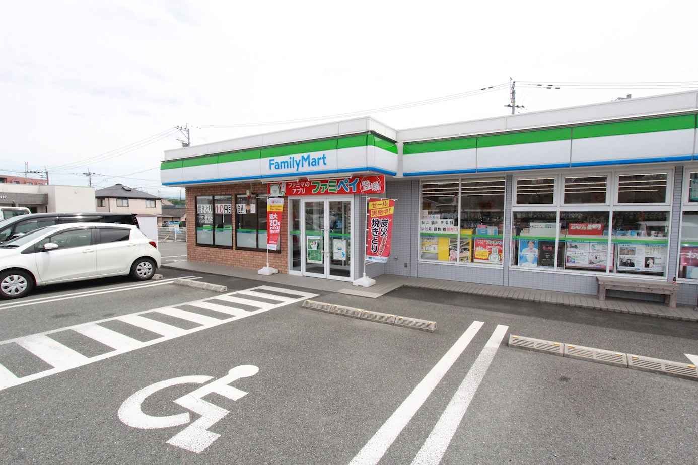 �y���Ӂz�@�t�@�~���[�}�[�g �F�{����2���ړX 520m