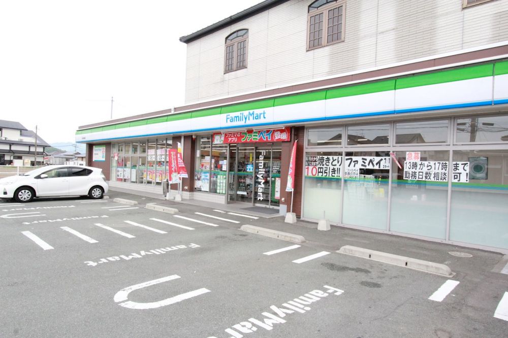 �y���Ӂz�@�t�@�~���[�}�[�g �F�{�����X 542m