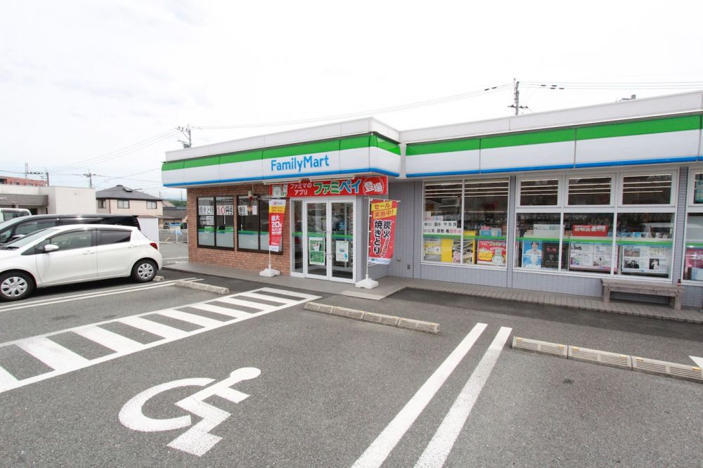 �y���Ӂz�@�t�@�~���[�}�[�g �F�{����2���ړX 765m