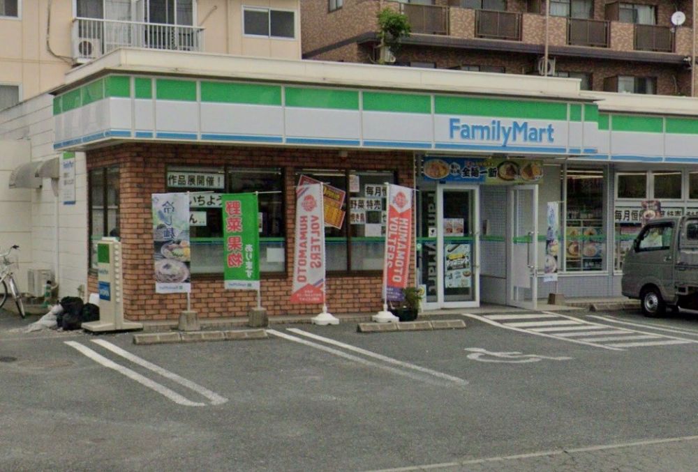 �y���Ӂz�@�t�@�~���[�}�[�g �F�{����6���ړX 971m